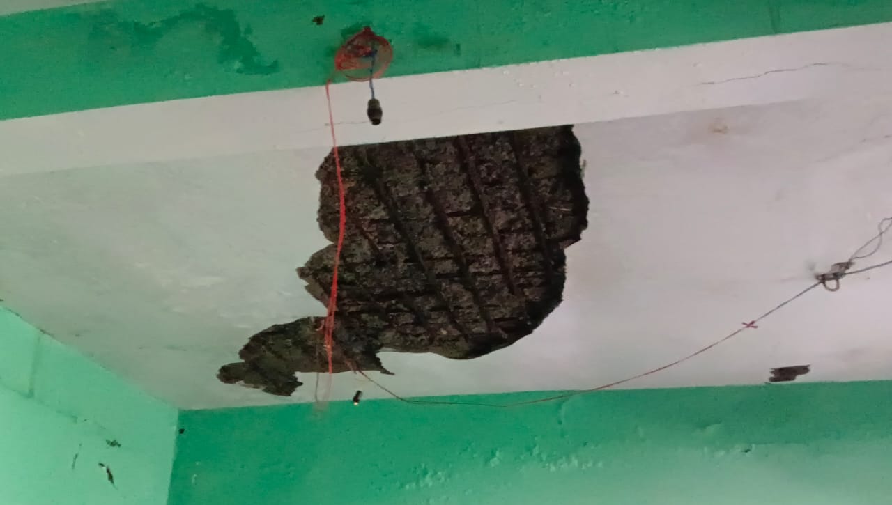 जर्जर भवन में चल रही पढ़ाई, सरकारी स्कूल में बच्चों का भविष्य खतरे में 2 1753531233 WhatsApp Image 2025 07 26 at 2.51.12 PM